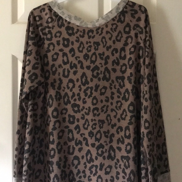 NWT Leopard print long sleeve w/ back cutout - Picture 3 of 5